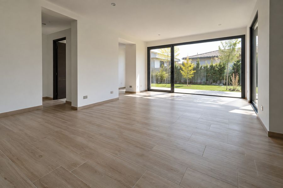 Ambiente interior con piso porcelanato tipo madera