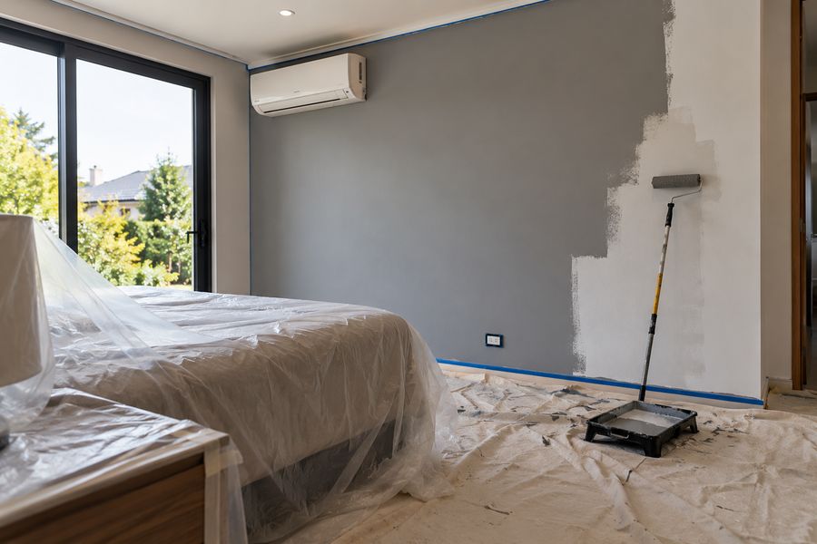 Dormitorio en proceso de pintura con rodillo